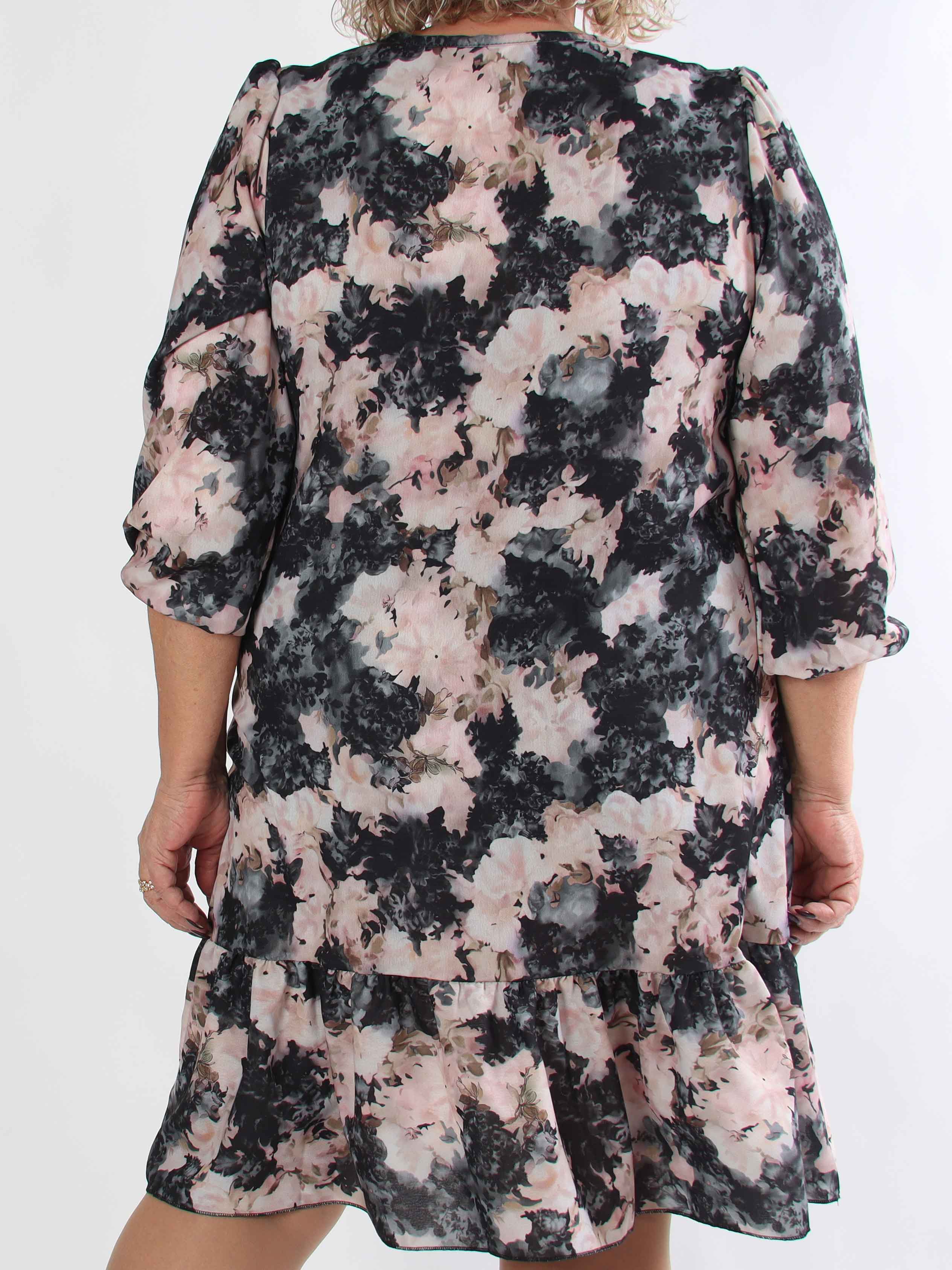 Daisy - Blomstret plus size kjole i viskose med flæsekant forneden